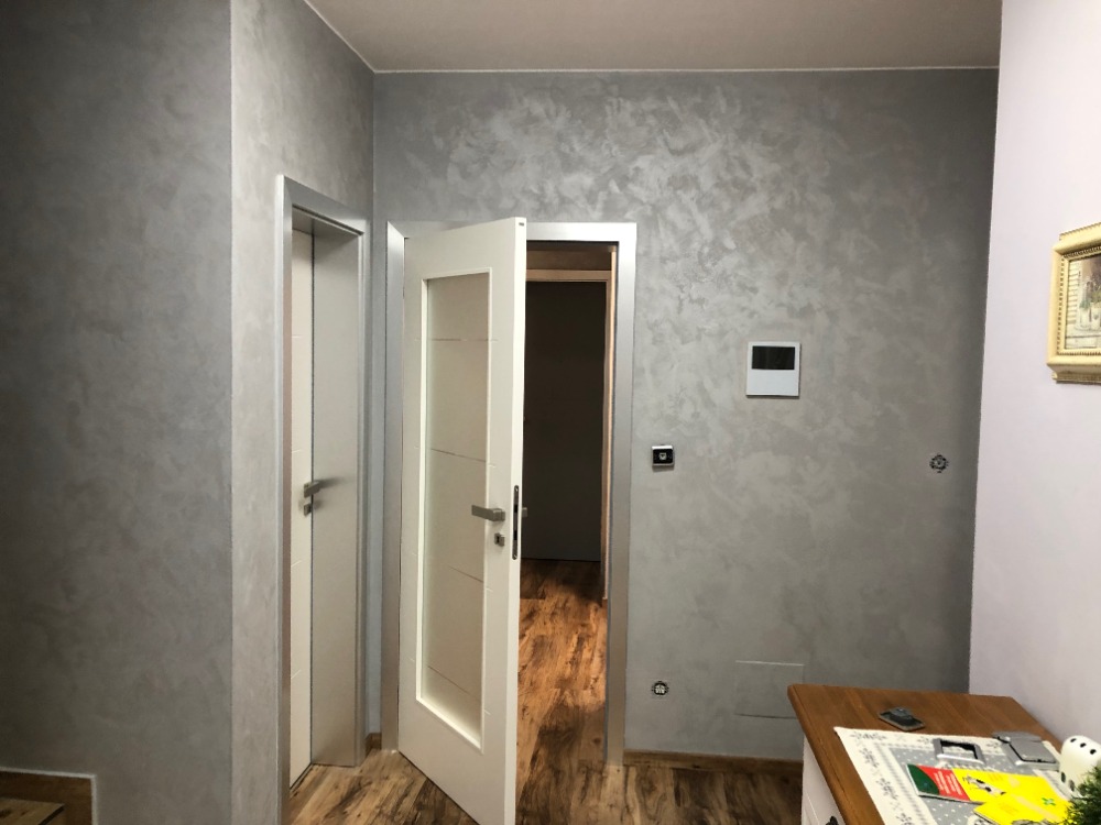 Realizace malířských prací — chodba s dekorativní omítkou